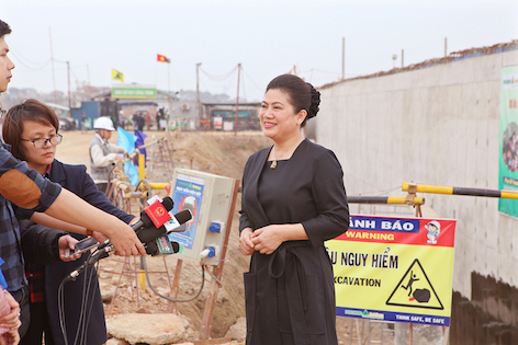 Nhà[-]máy[-]nước[-]mặt[-]Sông[-]Đuống[-]hạ[-]thủy[-]thành[-]công[-]tuyến[-]ống[-]qua[-]sông